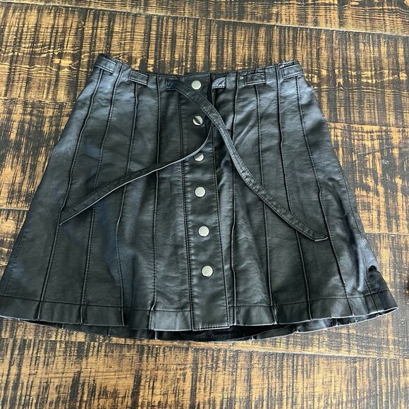 RARE Free People Sz 0 Beach Jet Black Vegan Leather Pleated A-Line Mini Skirt - Picture 2 of 4